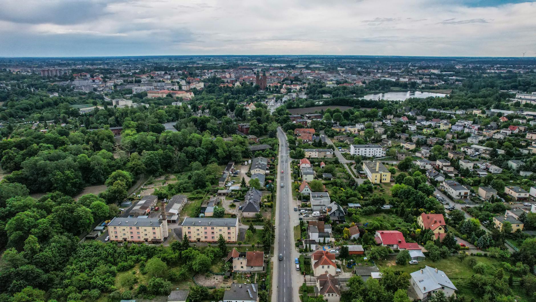 Mieszkańcy Chełmna na tle ratusza, symbol miasta i jego aktywności